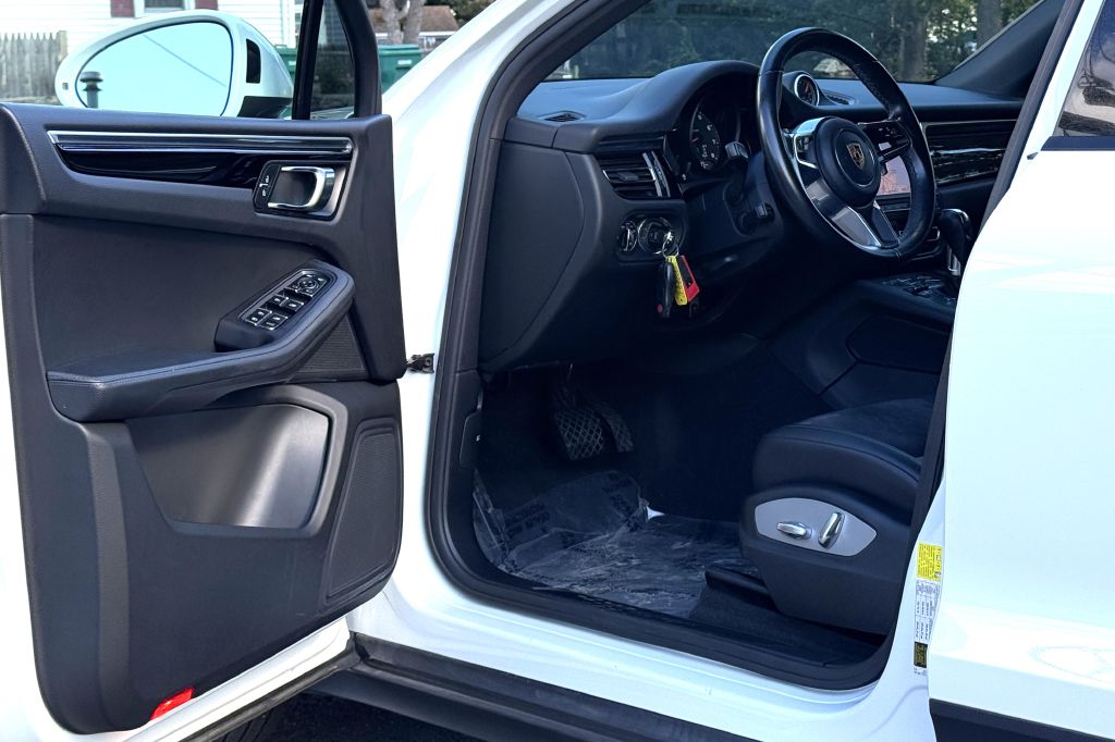 Photo 30 of this PORSCHE MACAN