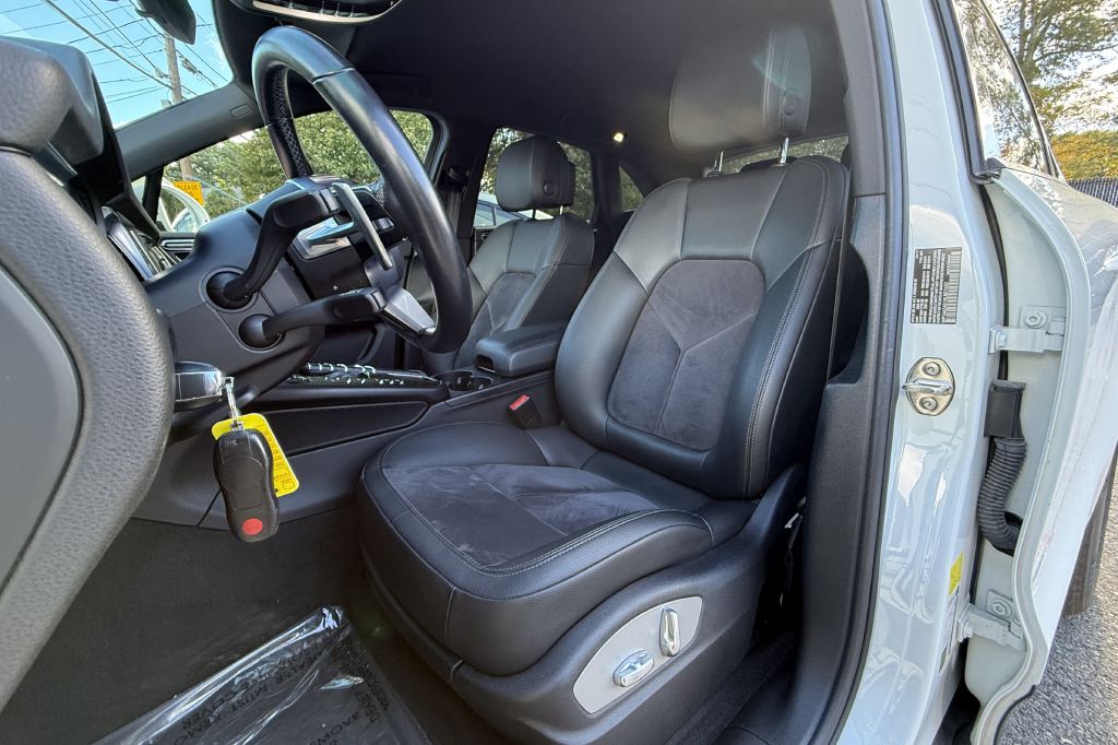 Photo 29 of this PORSCHE MACAN