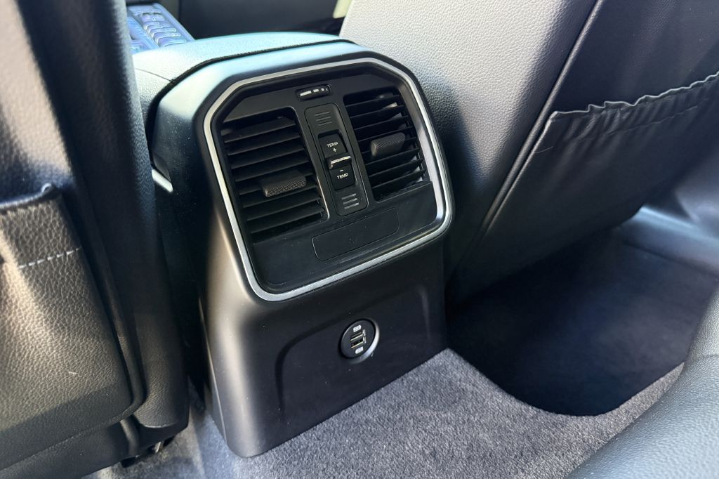 Photo 34 of this PORSCHE MACAN