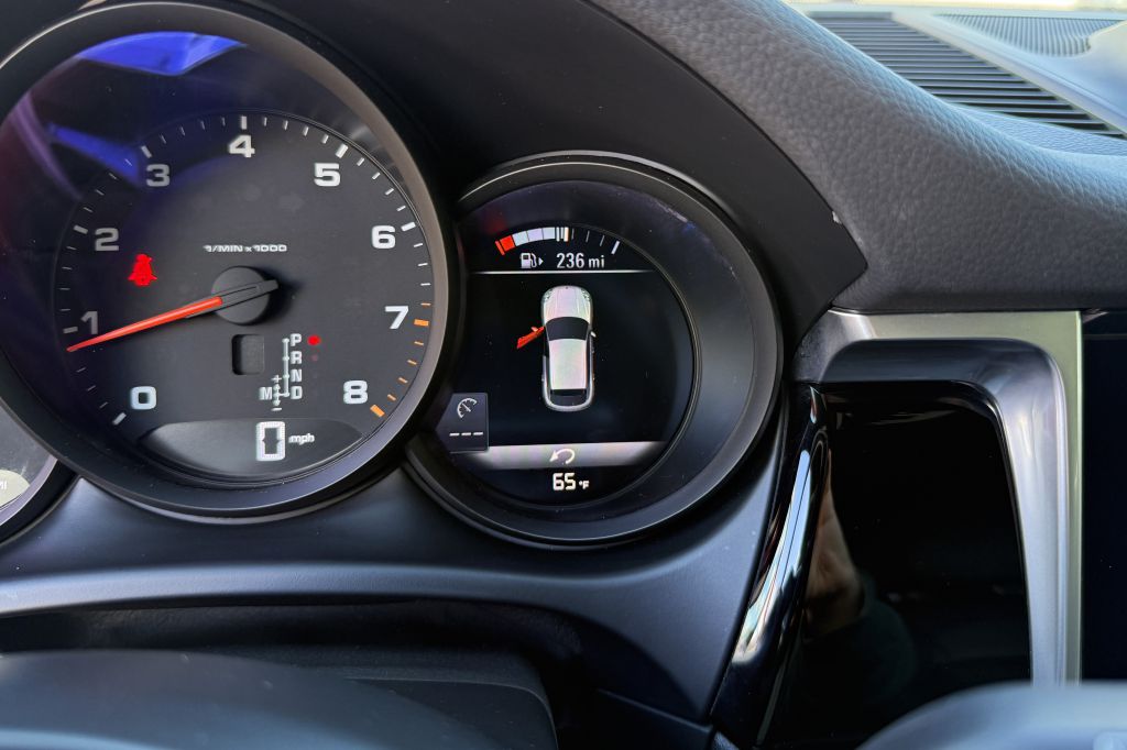 Photo 22 of this PORSCHE MACAN