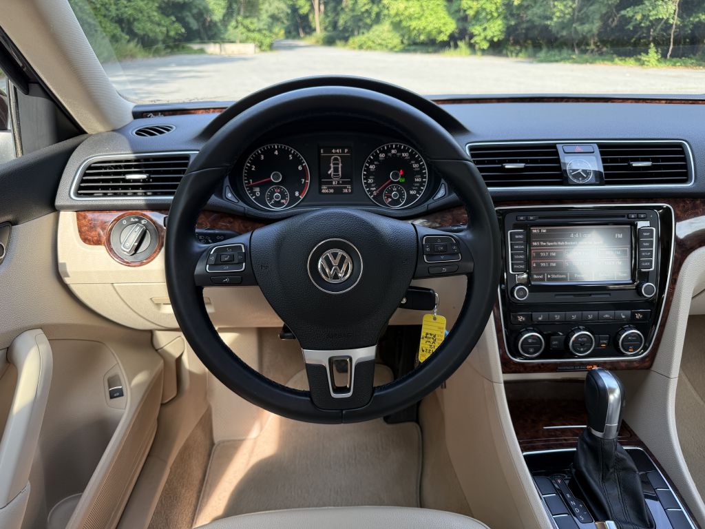Photo 10 of this VOLKSWAGEN PASSAT