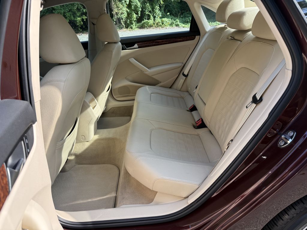 Photo 12 of this VOLKSWAGEN PASSAT