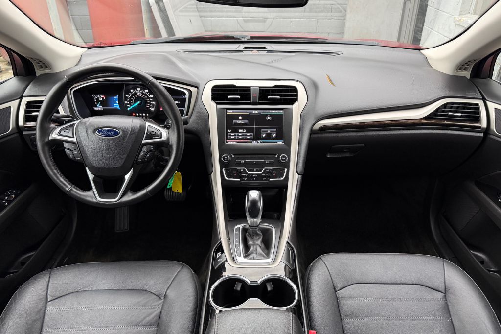 Photo 17 of this FORD FUSION