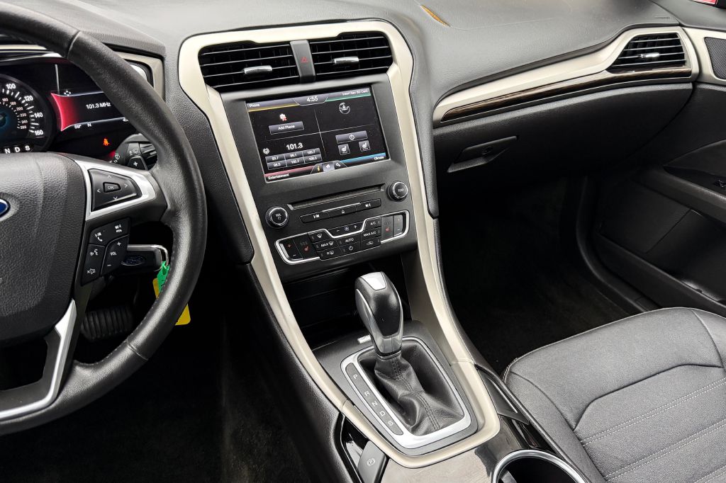 Photo 19 of this FORD FUSION