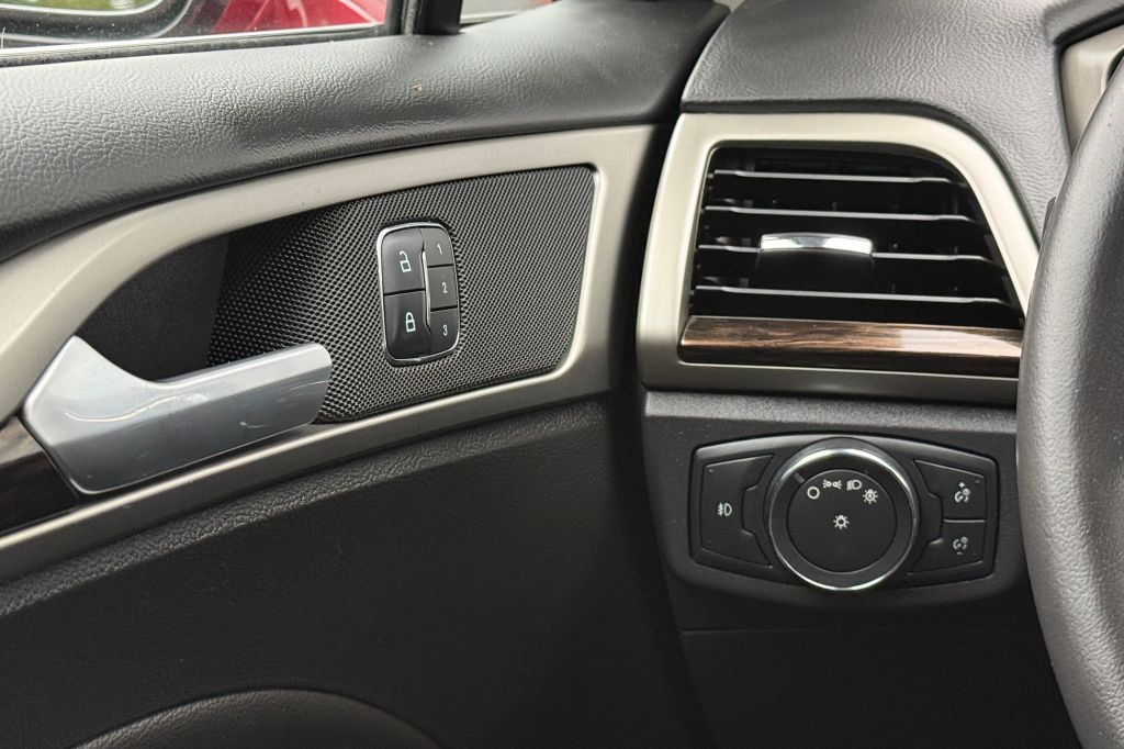 Photo 21 of this FORD FUSION