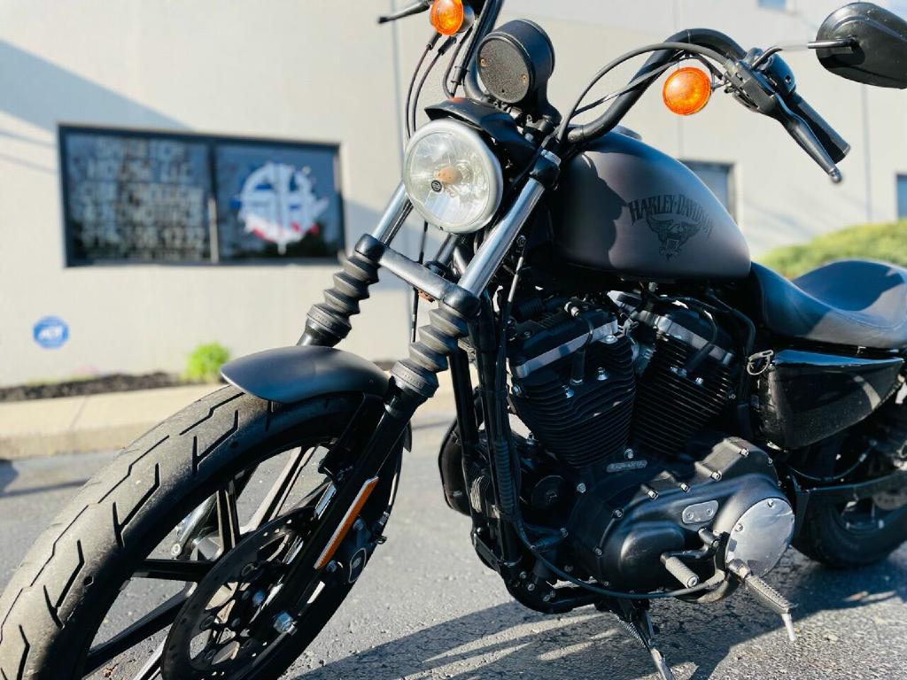 Photo 2 of this HARLEY-DAVIDSON IRON 883