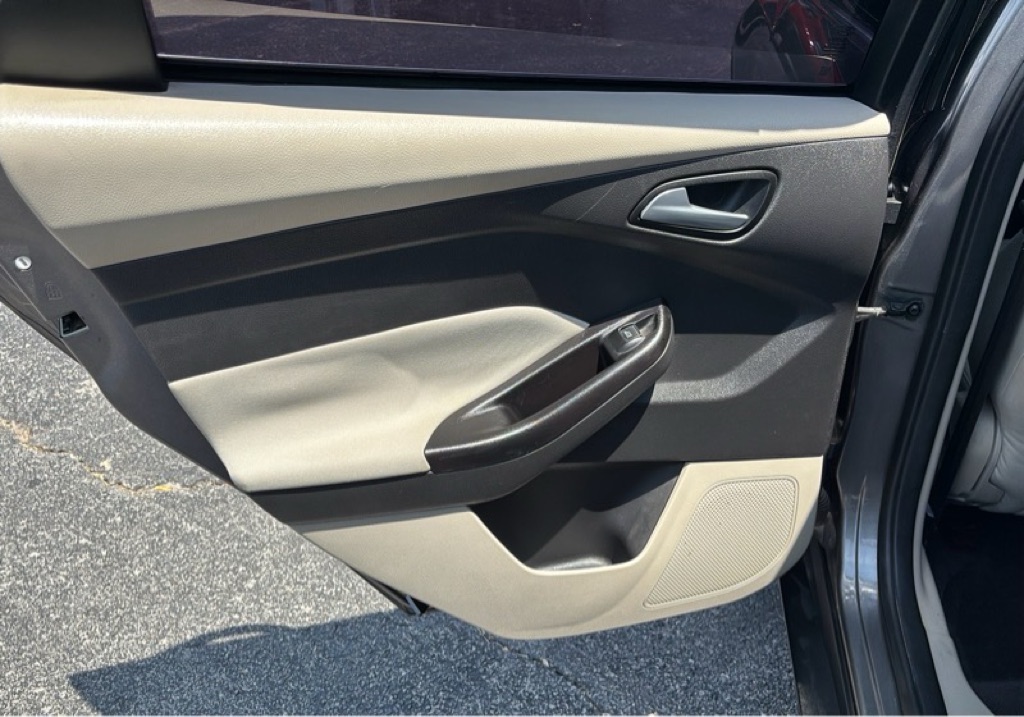 Photo 18 of this FORD FOCUS