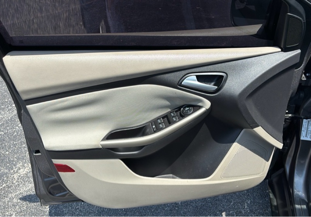 Photo 16 of this FORD FOCUS