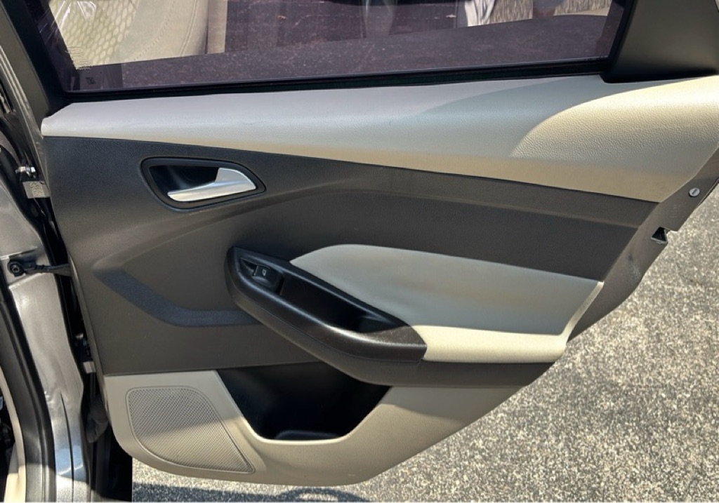 Photo 20 of this FORD FOCUS