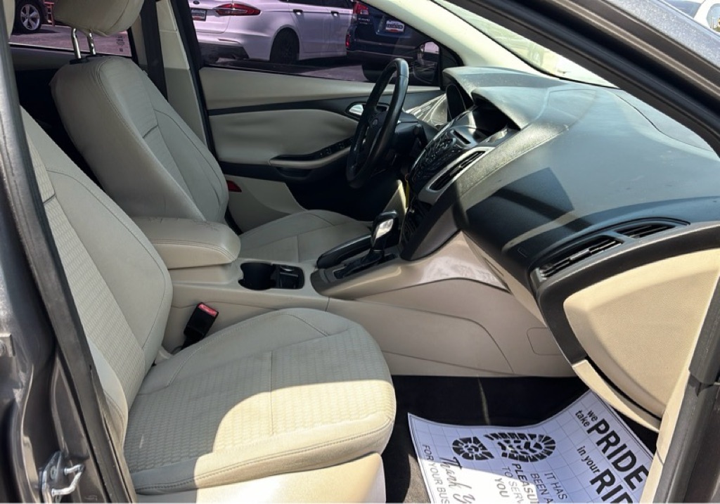 Photo 21 of this FORD FOCUS