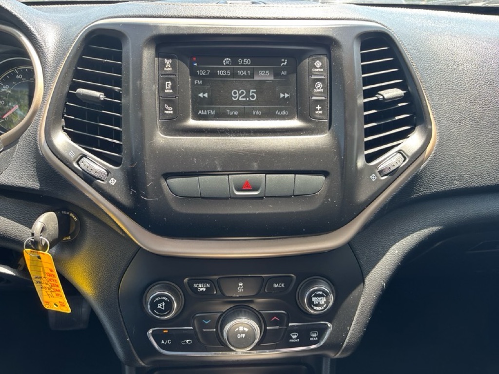 Photo 31 of this JEEP CHEROKEE