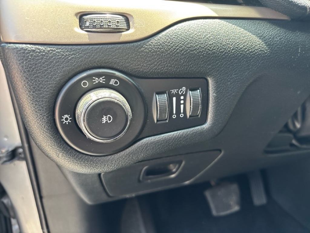 Photo 27 of this JEEP CHEROKEE