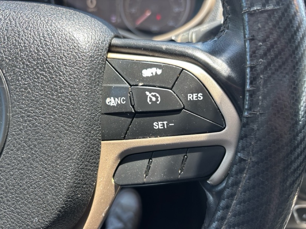 Photo 30 of this JEEP CHEROKEE