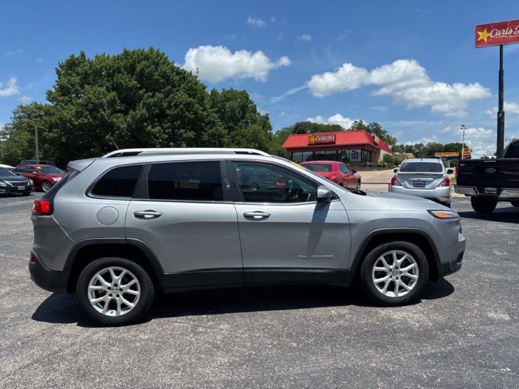 Photo 23 of this JEEP CHEROKEE