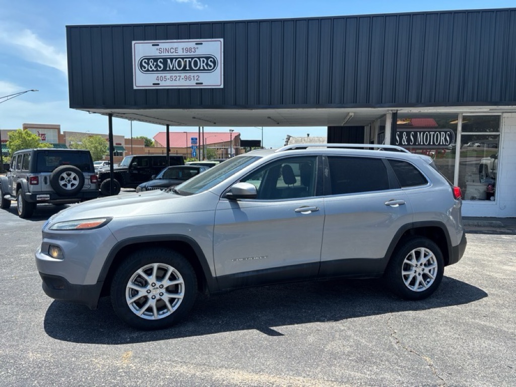 Photo 18 of this JEEP CHEROKEE