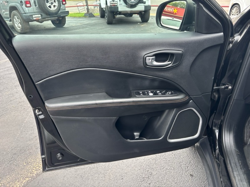 Photo 18 of this JEEP COMPASS