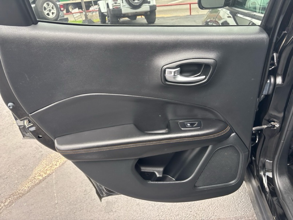 Photo 20 of this JEEP COMPASS
