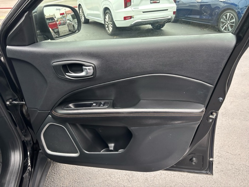 Photo 25 of this JEEP COMPASS