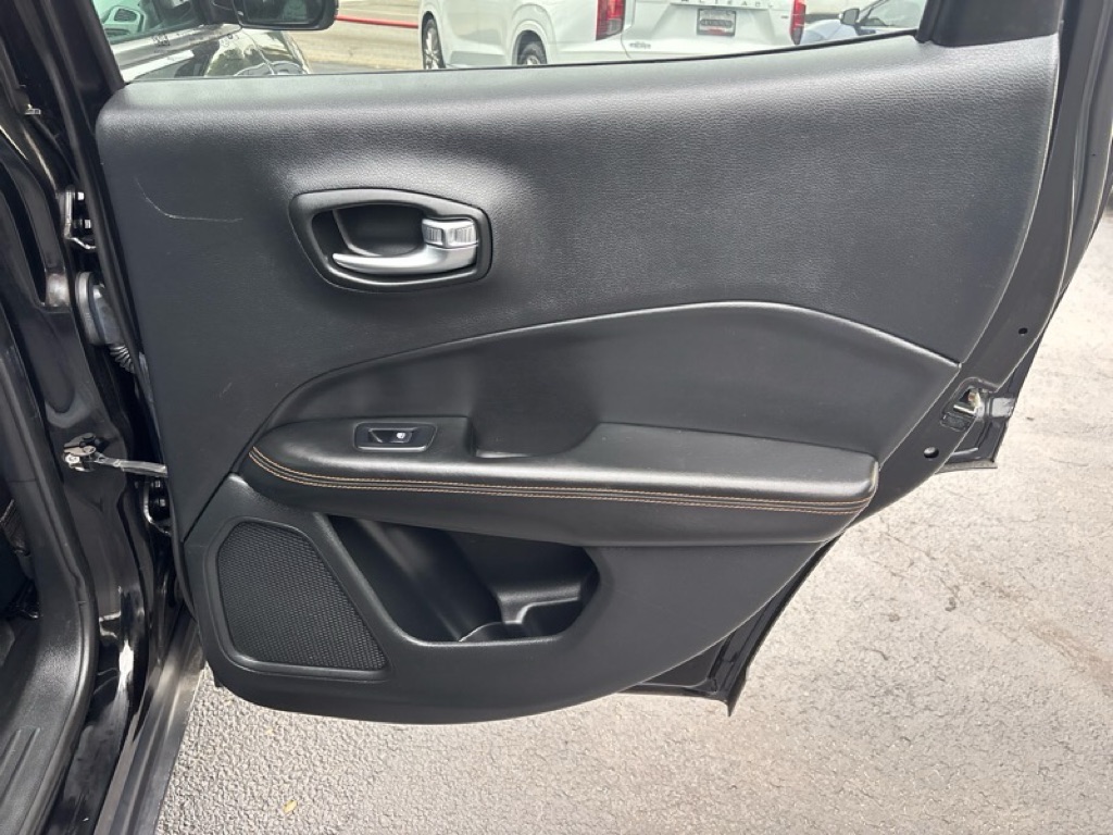 Photo 23 of this JEEP COMPASS