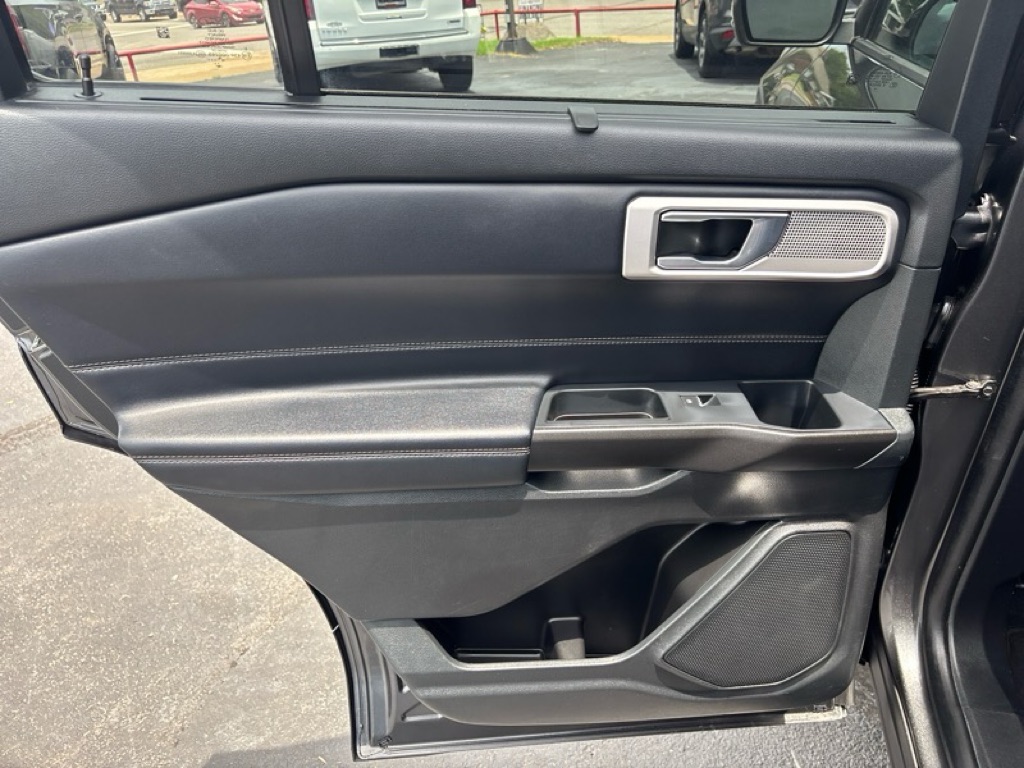 Photo 19 of this FORD EXPLORER