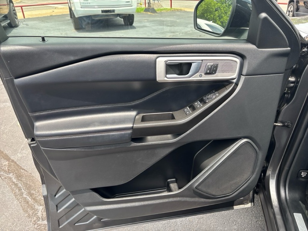 Photo 17 of this FORD EXPLORER