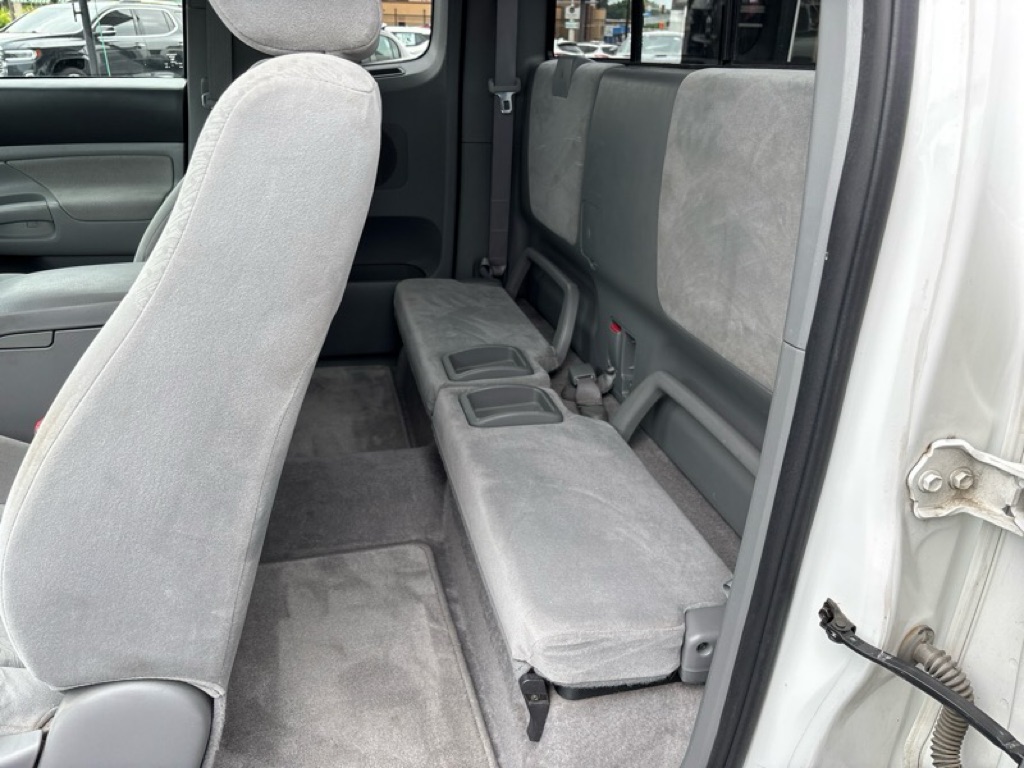Photo 15 of this TOYOTA TACOMA