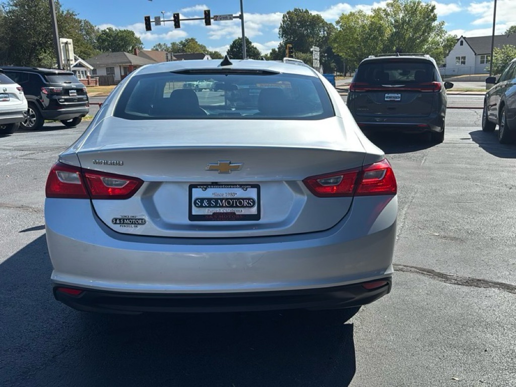 Photo 4 of this CHEVROLET MALIBU