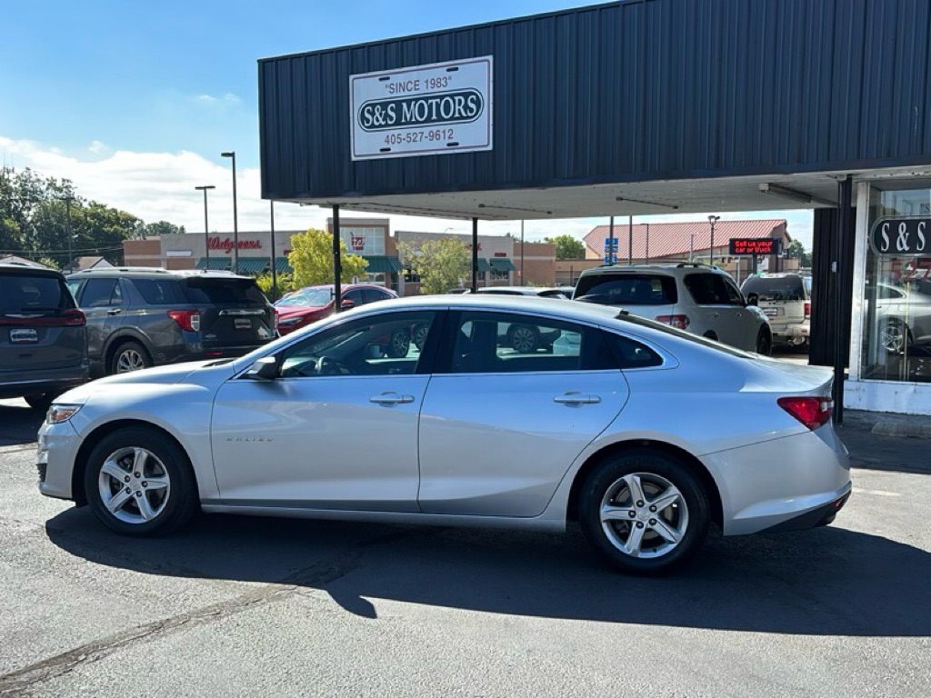 Photo 3 of this CHEVROLET MALIBU