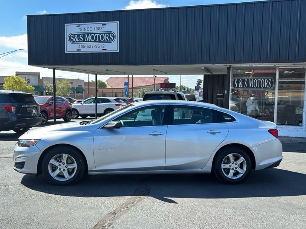Photo 2 of this CHEVROLET MALIBU