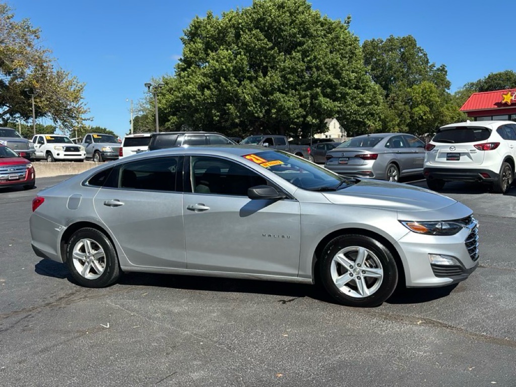 Photo 7 of this CHEVROLET MALIBU