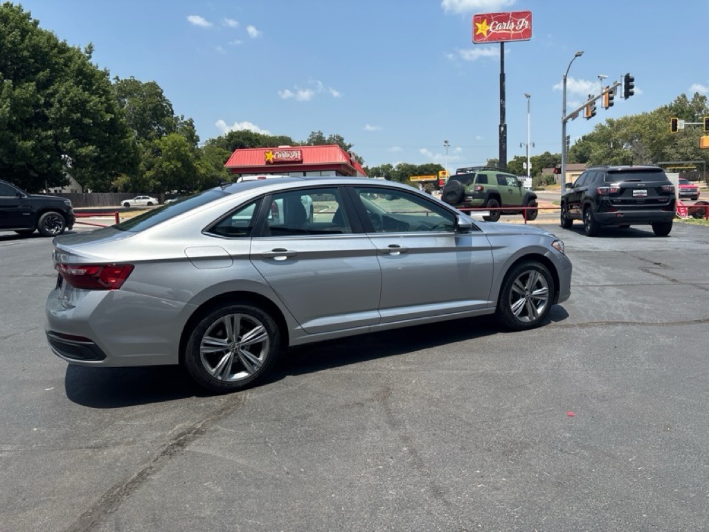 Photo 5 of this VOLKSWAGEN JETTA