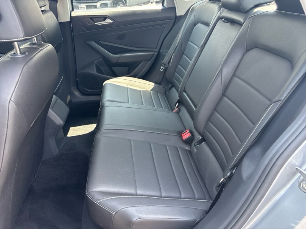 Photo 19 of this VOLKSWAGEN JETTA
