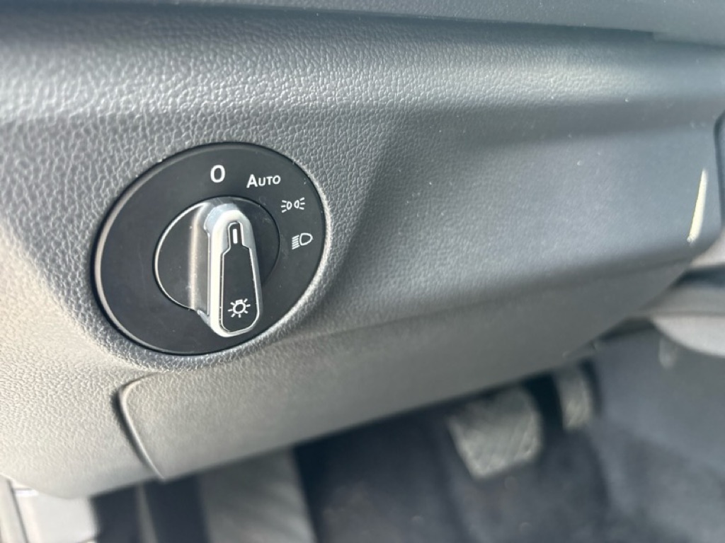 Photo 11 of this VOLKSWAGEN JETTA