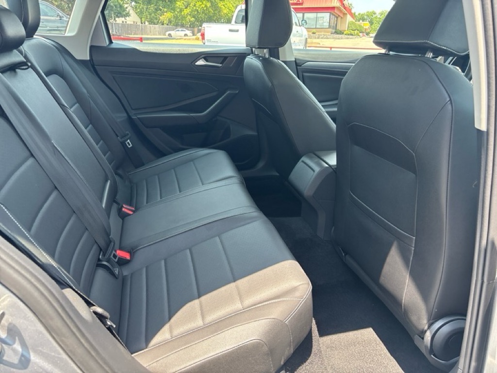 Photo 21 of this VOLKSWAGEN JETTA