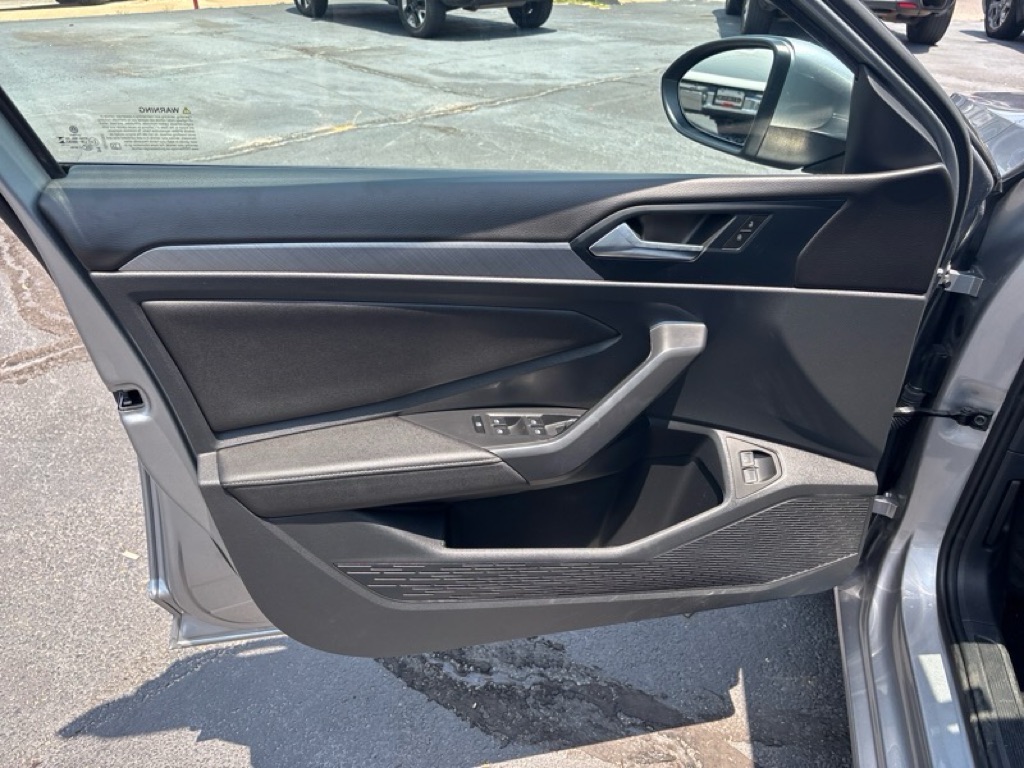 Photo 18 of this VOLKSWAGEN JETTA