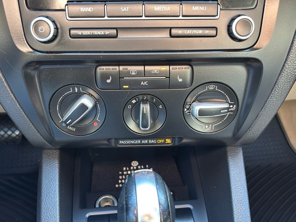 Photo 14 of this VOLKSWAGEN JETTA