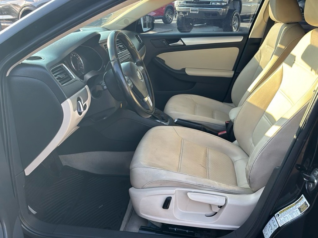 Photo 9 of this VOLKSWAGEN JETTA