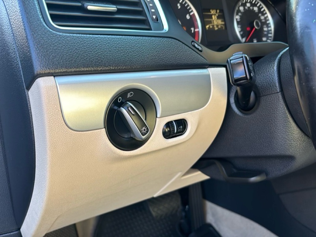 Photo 10 of this VOLKSWAGEN JETTA