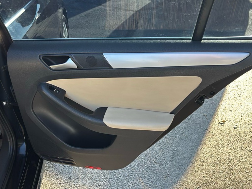 Photo 19 of this VOLKSWAGEN JETTA