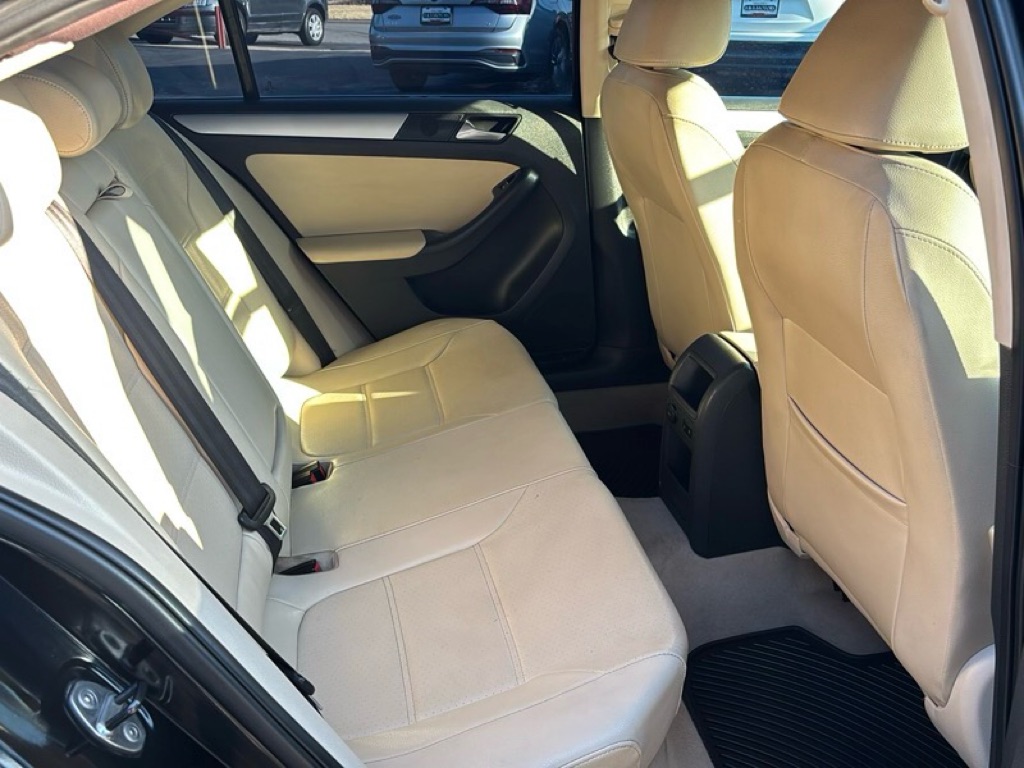 Photo 18 of this VOLKSWAGEN JETTA