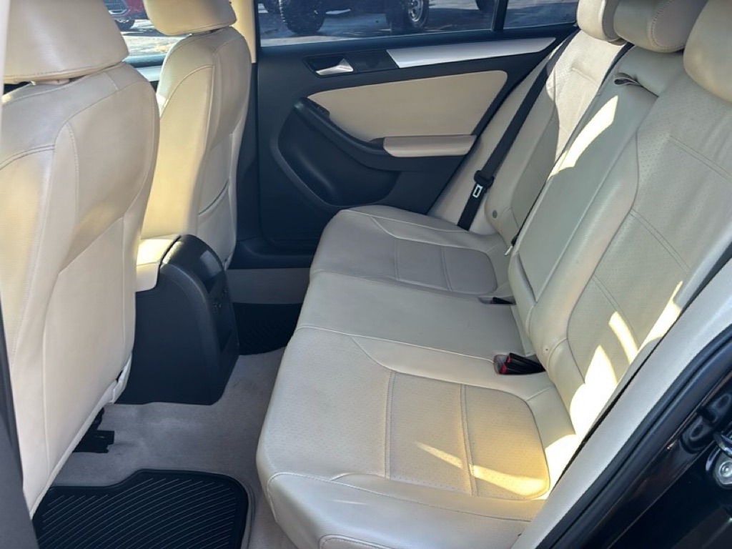 Photo 16 of this VOLKSWAGEN JETTA
