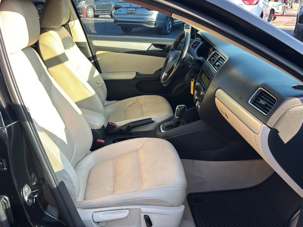 Photo 20 of this VOLKSWAGEN JETTA