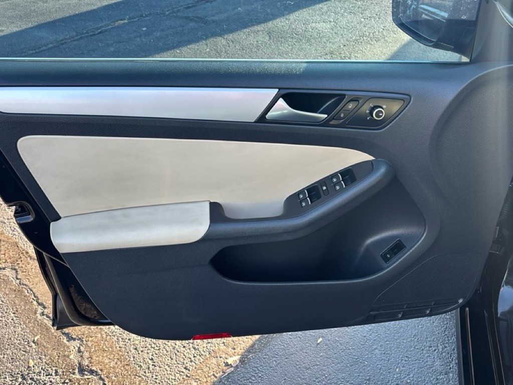 Photo 15 of this VOLKSWAGEN JETTA