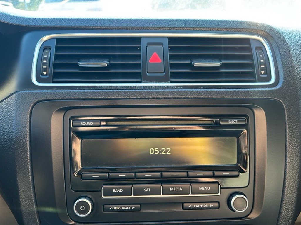Photo 13 of this VOLKSWAGEN JETTA