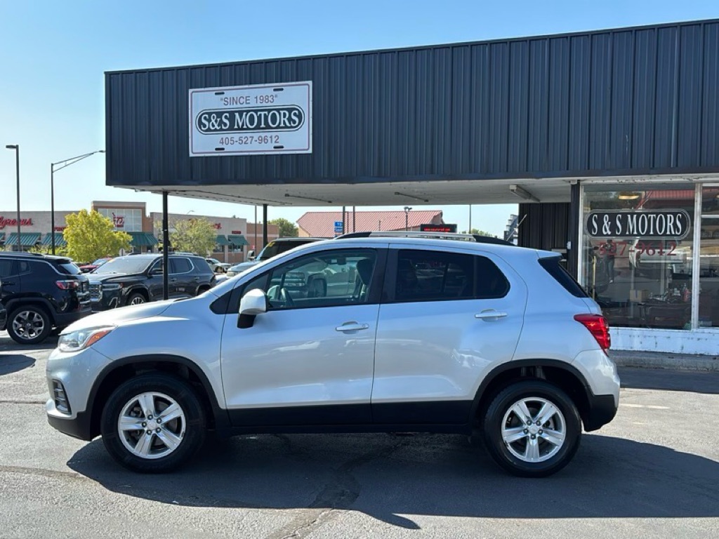 Photo 2 of this CHEVROLET TRAX