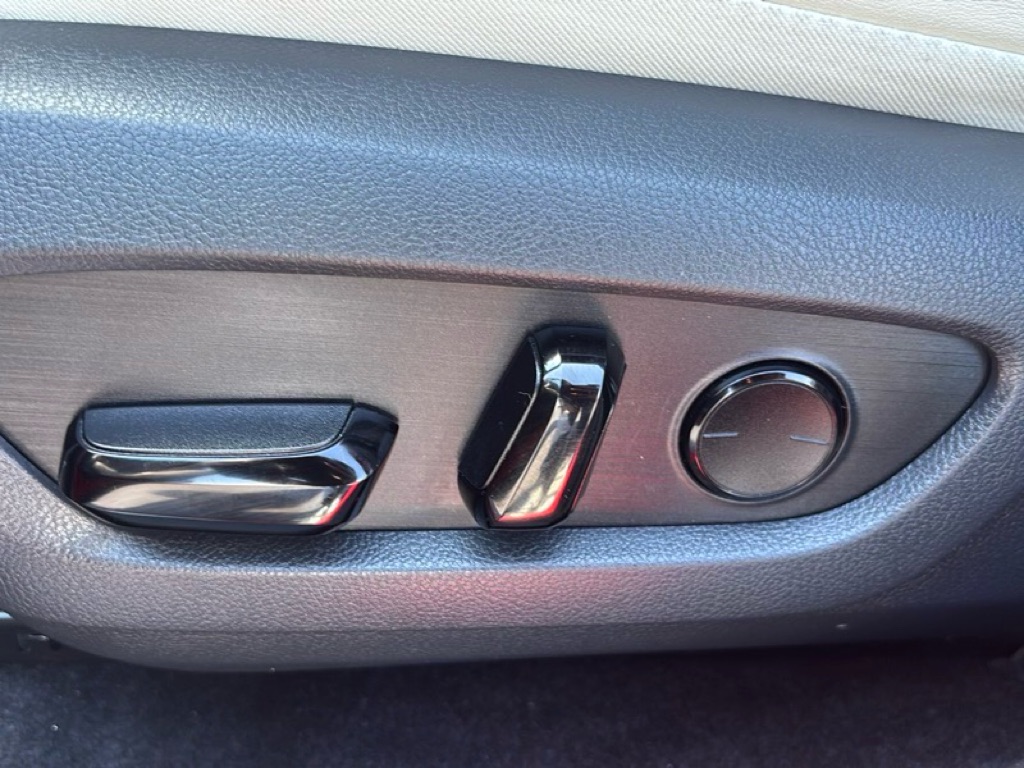 Photo 10 of this LEXUS NX