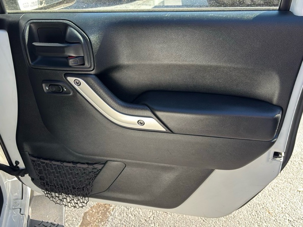 Photo 19 of this JEEP WRANGLER