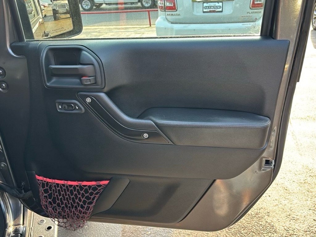 Photo 23 of this JEEP WRANGLER UNLIMI