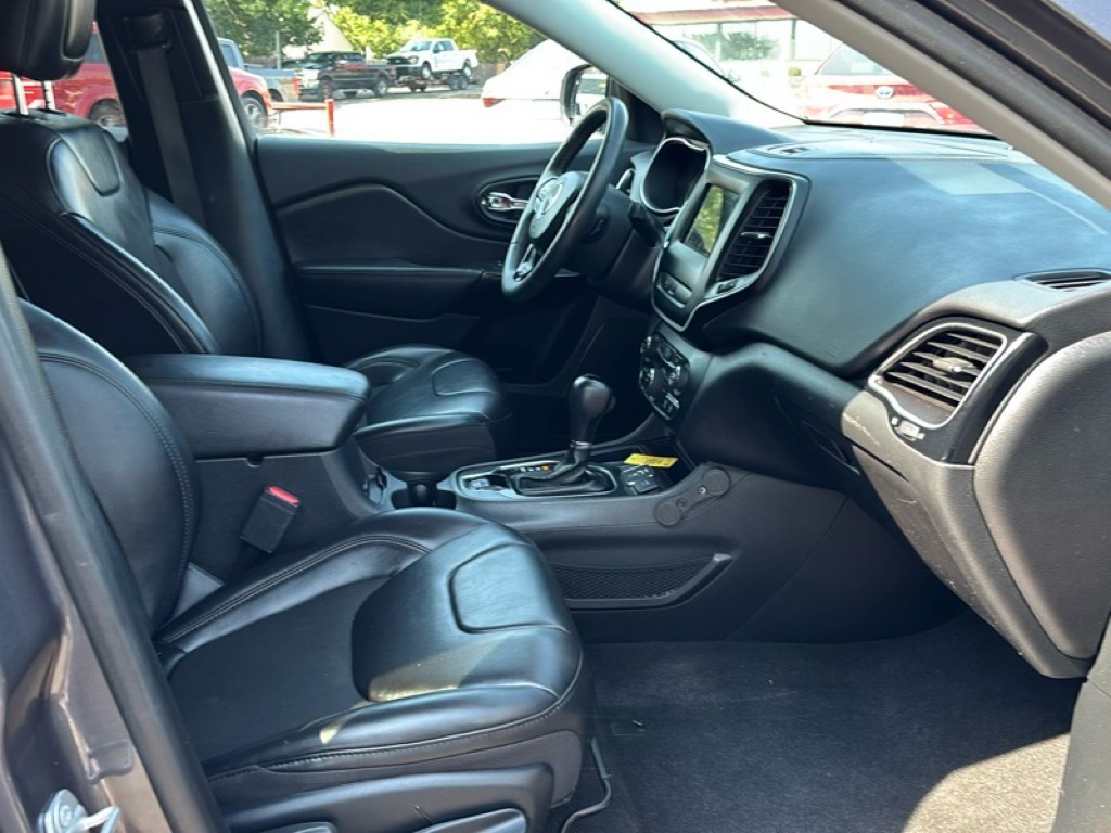 Photo 24 of this JEEP CHEROKEE