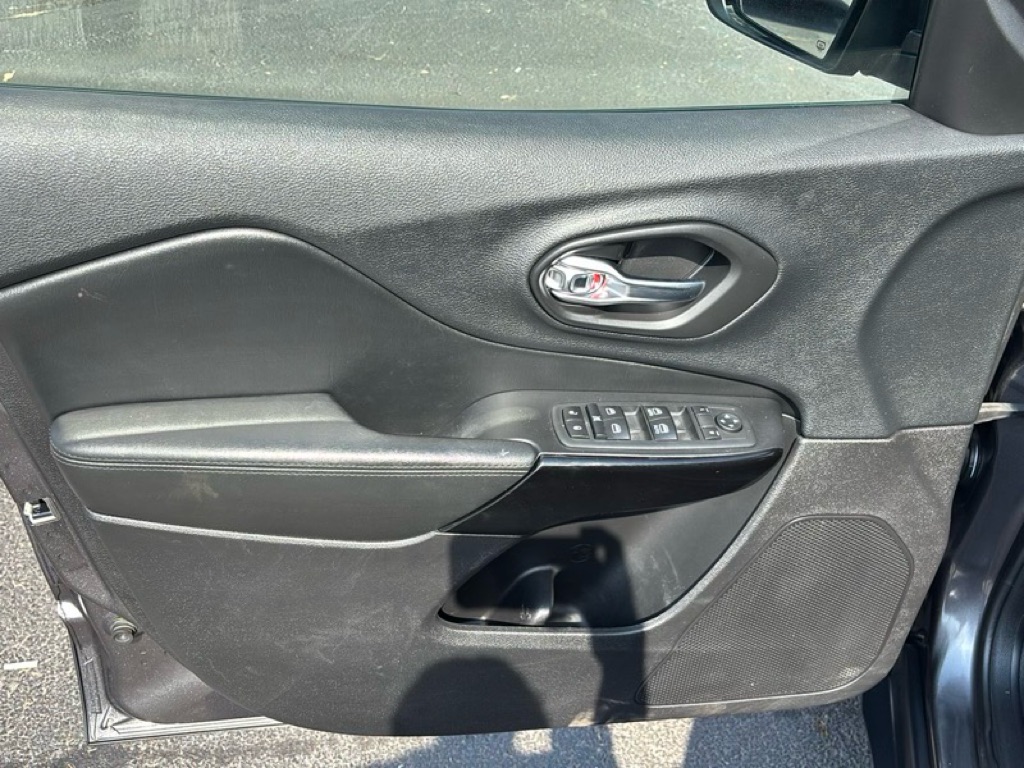 Photo 18 of this JEEP CHEROKEE